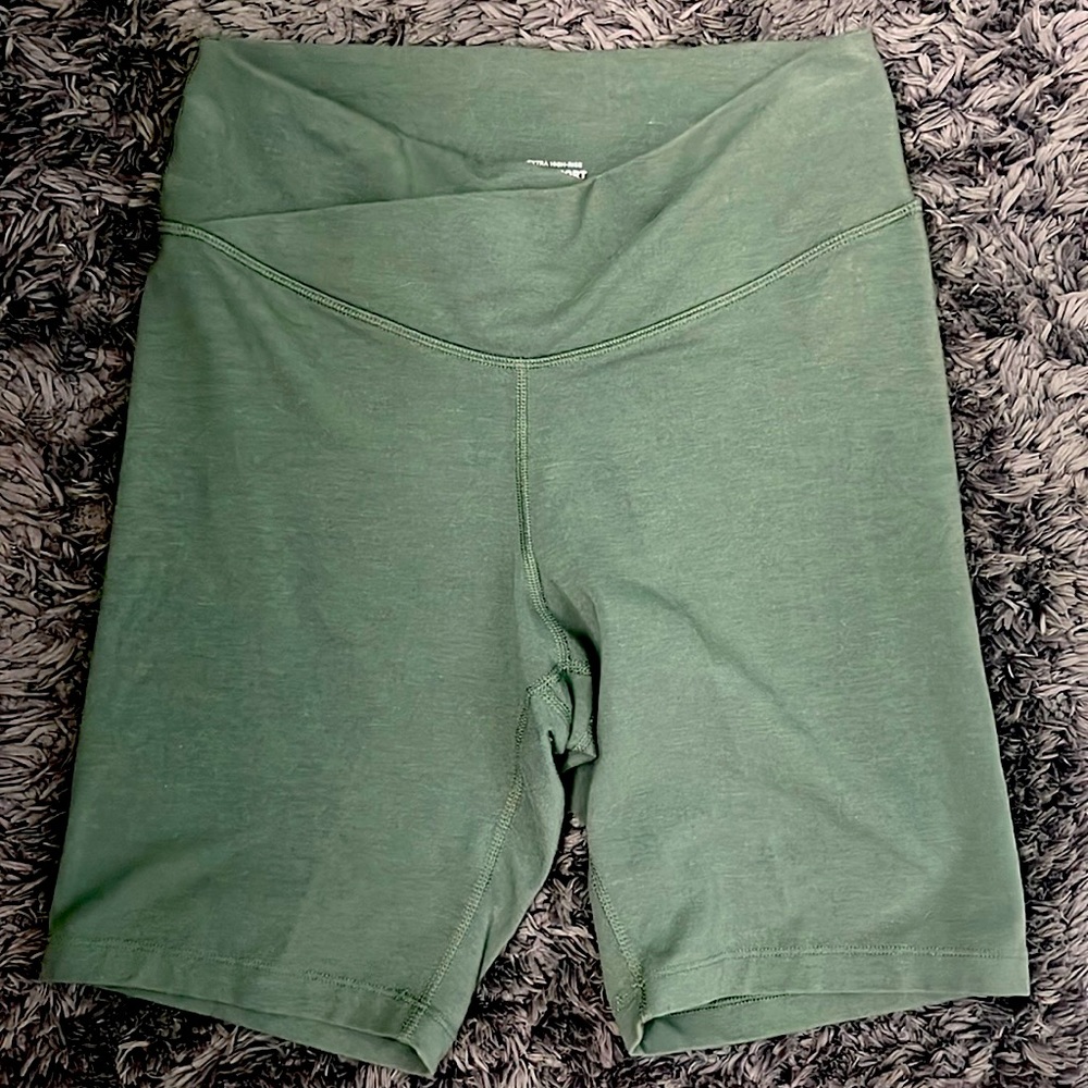 Old Navy Powerchill extra high rise bike short size medium